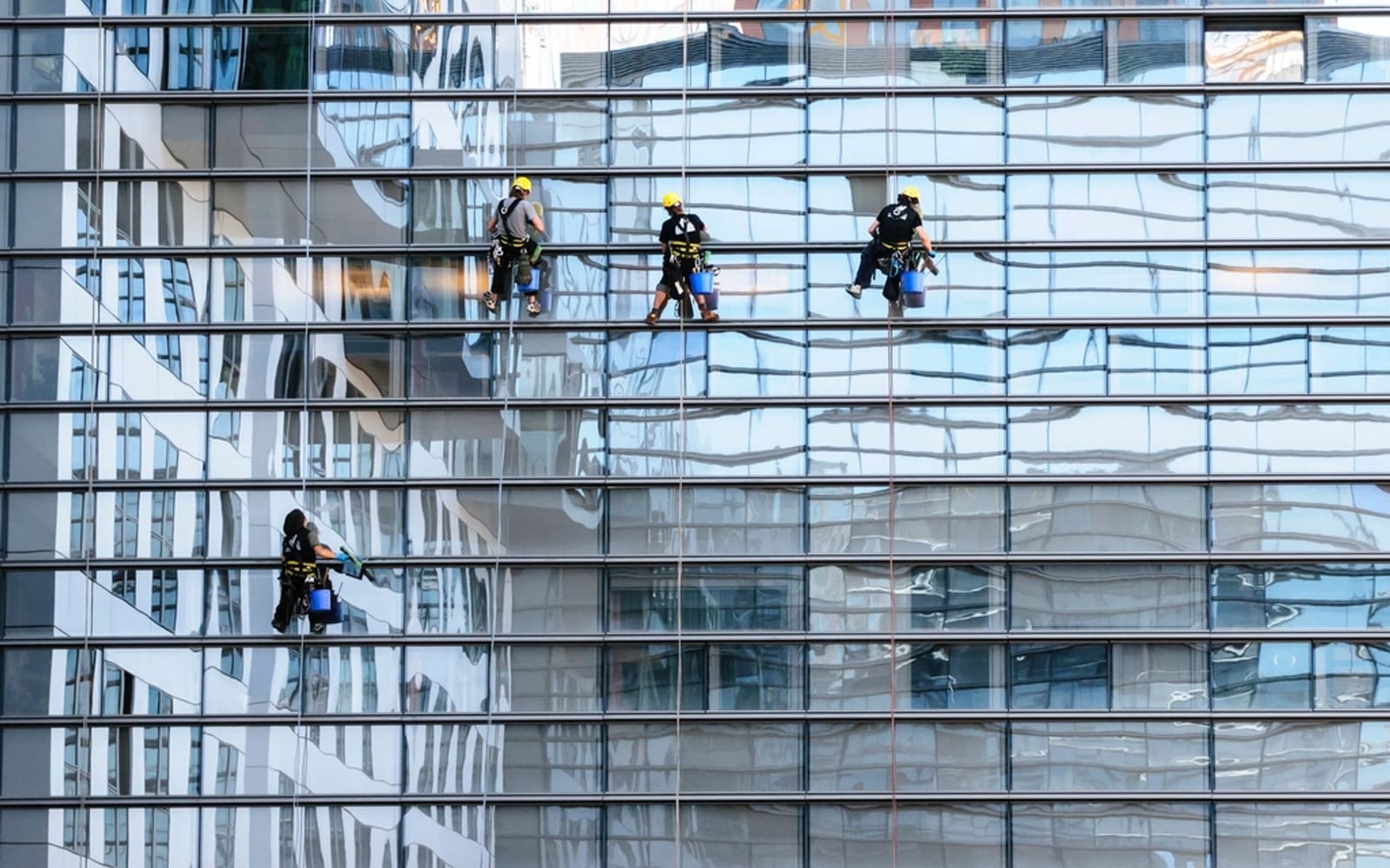 Nettoyage des vitres d'un immeuble de bureaux en hauteur